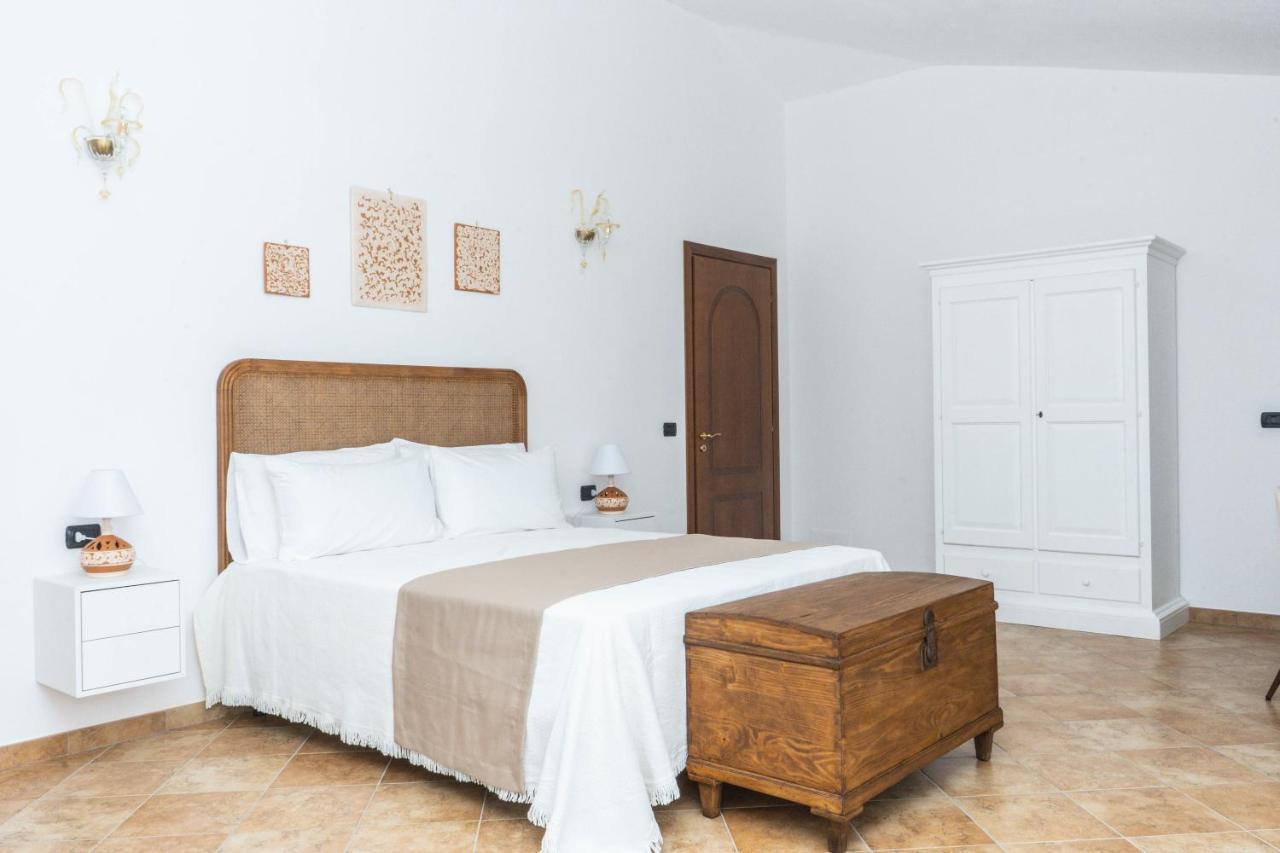 Relais Ruggiero Bed & Breakfast Ле Кастела Екстериор снимка