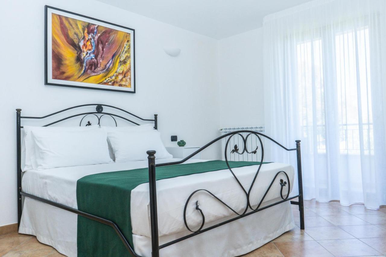 Relais Ruggiero Bed & Breakfast Ле Кастела Екстериор снимка