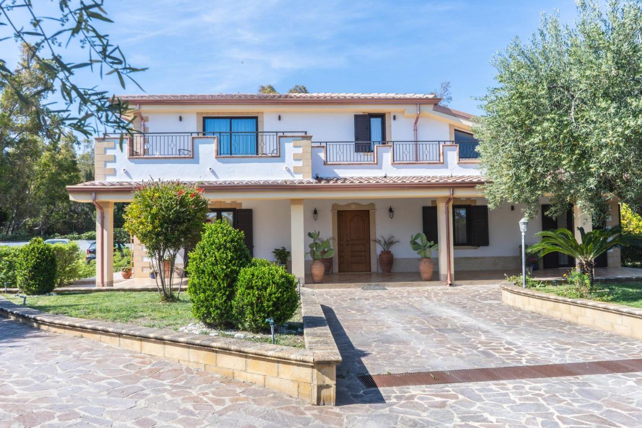 Relais Ruggiero Bed & Breakfast Ле Кастела Екстериор снимка