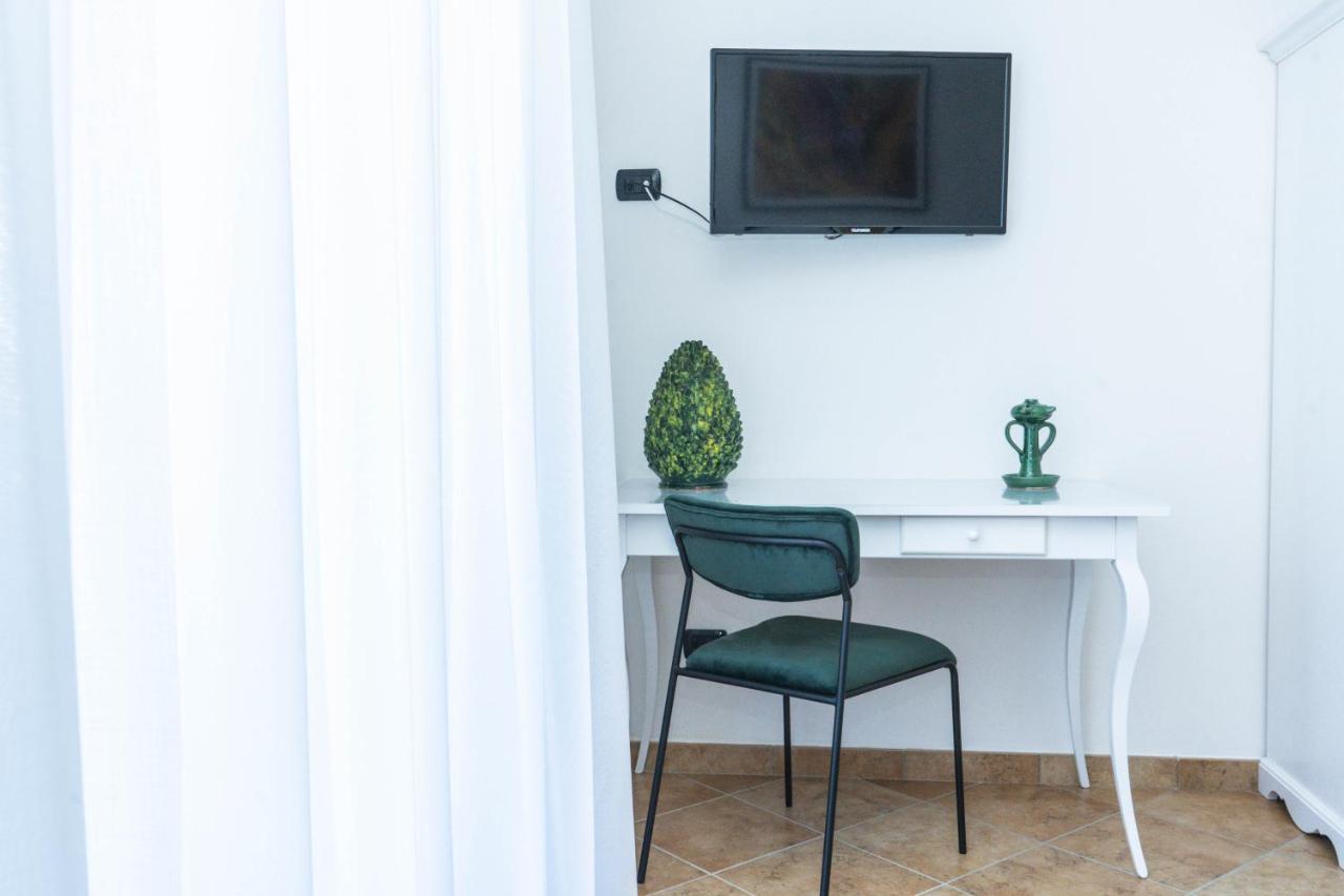 Relais Ruggiero Bed & Breakfast Ле Кастела Екстериор снимка