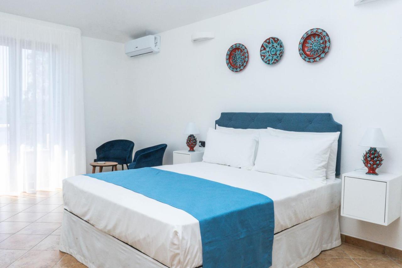 Relais Ruggiero Bed & Breakfast Ле Кастела Екстериор снимка