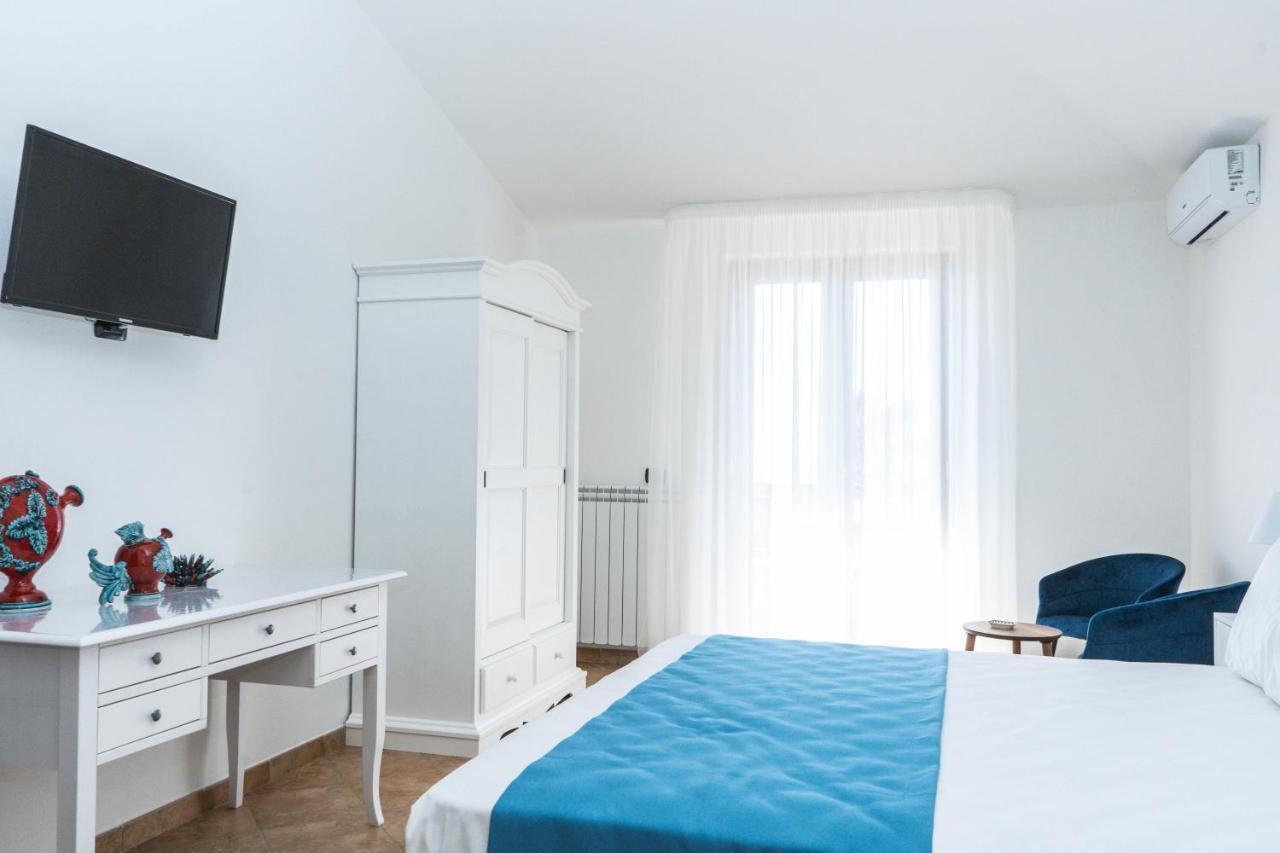 Relais Ruggiero Bed & Breakfast Ле Кастела Екстериор снимка
