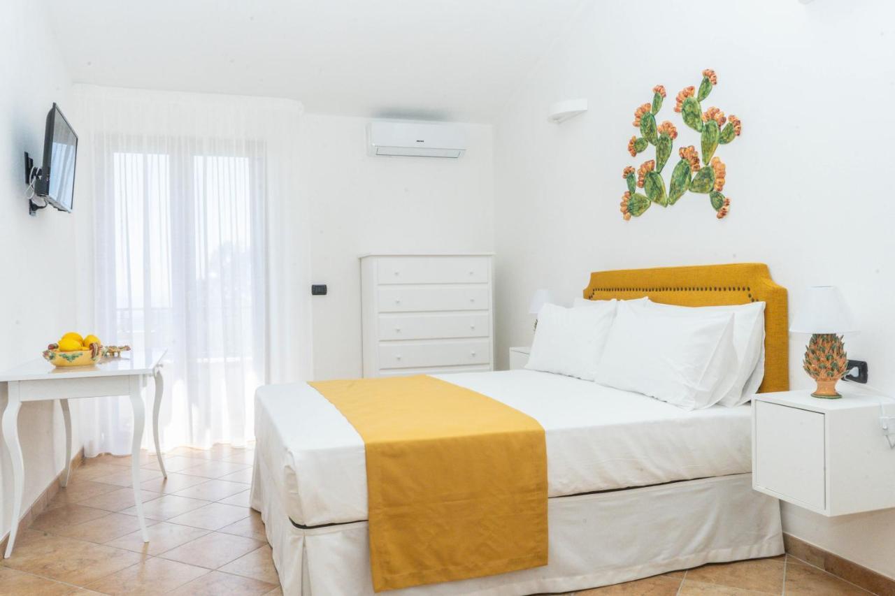 Relais Ruggiero Bed & Breakfast Ле Кастела Екстериор снимка