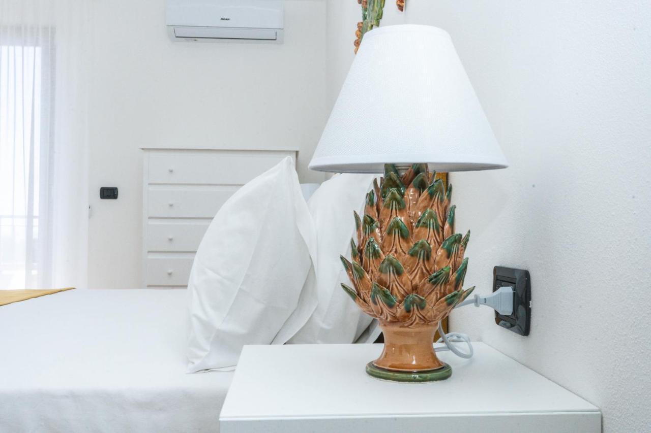 Relais Ruggiero Bed & Breakfast Ле Кастела Екстериор снимка