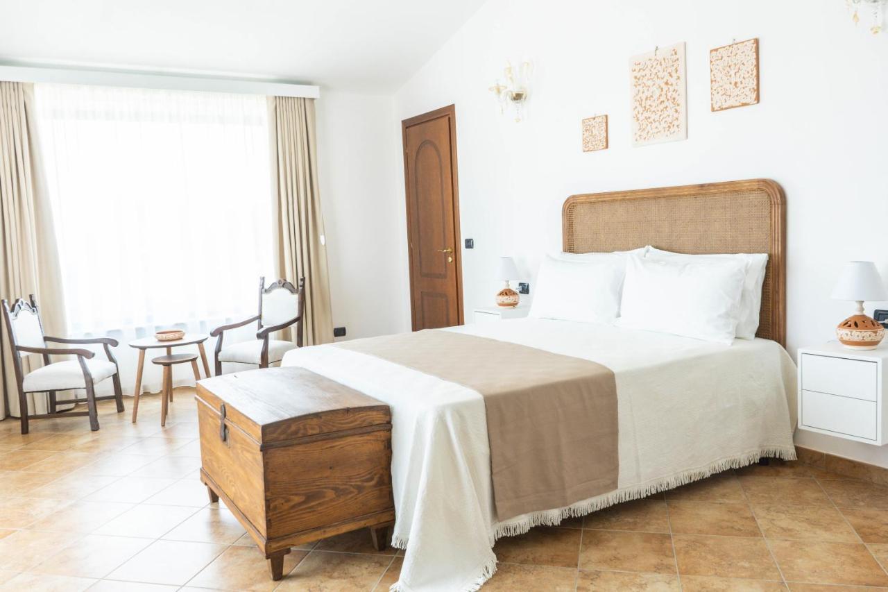 Relais Ruggiero Bed & Breakfast Ле Кастела Екстериор снимка