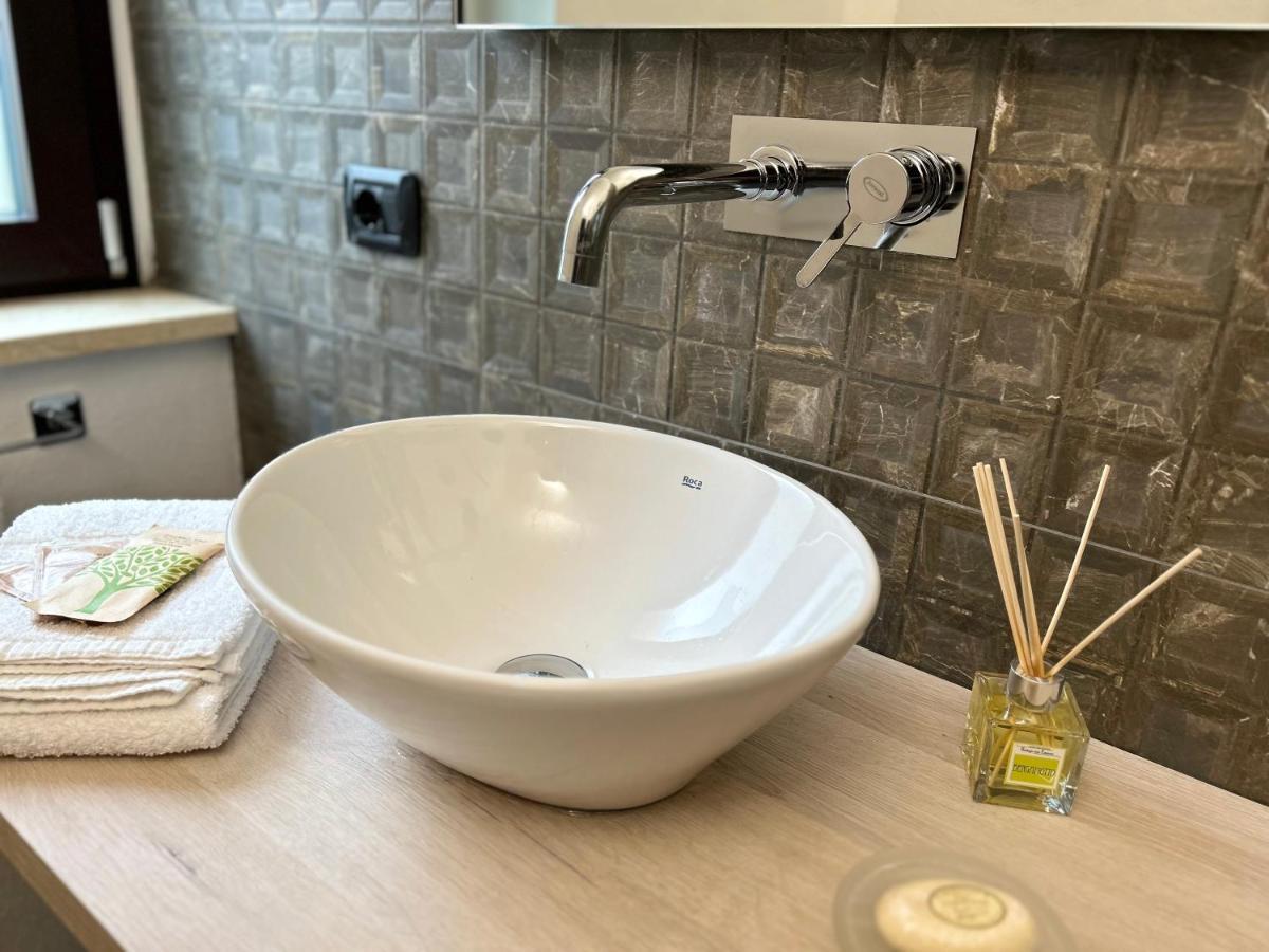 Relais Ruggiero Bed & Breakfast Ле Кастела Екстериор снимка