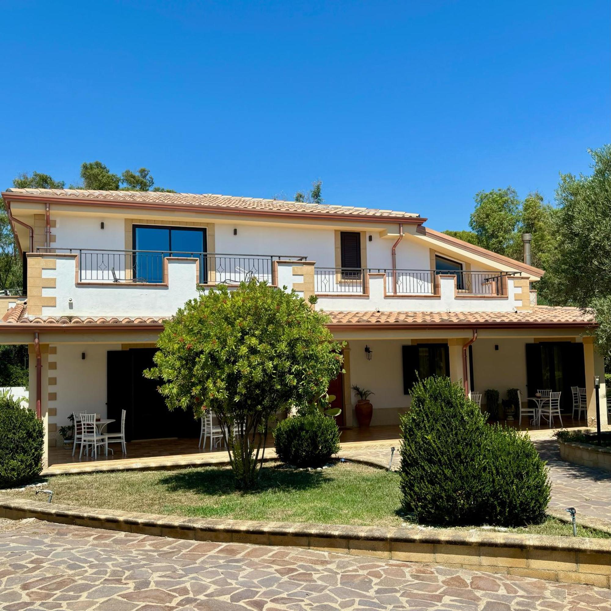 Relais Ruggiero Bed & Breakfast Ле Кастела Екстериор снимка